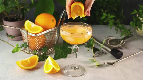 Looping Mozi Női Kéz Squiz Juce Szelet Narancs Champagne Coupe — Stock videók