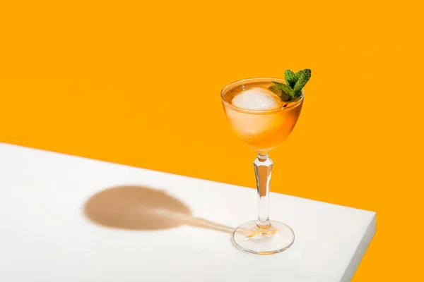 Vidro Stemware Elegante Coquetel Laranja Fresco Com Grande Bola Gelo — Fotografia de Stock