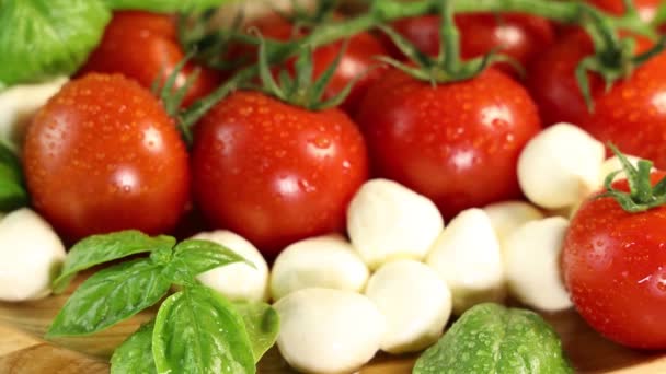 Deliziosi Pomodori Ciliegia Freschi Con Foglie Basilico Verde Ramo Con — Video Stock