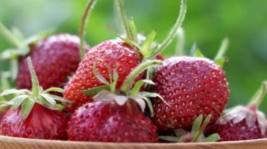 Çiğ taze organik çilekler bulutlu bir günde arka planda bir çember oluşturuyorlar.