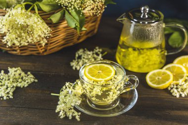 Yaşlı çiçeğin bitki sağlığı çayı taze çiçekleri ve yaprakları sepetle kapladı, koyu kırsal tarzda. Kapat..