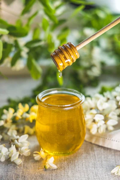 Zoete Honing Pot Omgeven Voorjaar Acacia Bloeit Honing Stroomt Uit — Stockfoto