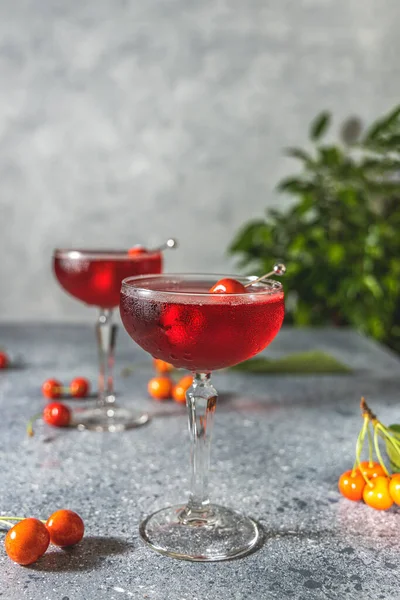 Dos Copas Champán Coupé Refrescante Cóctel Cereza Alegre Con Hielo —  Fotos de Stock