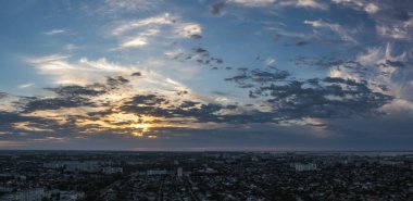 İHA 'dan hava görüntüsü. Şehir, uzak köyler ve tarlalarla banliyölerin üzerindeki hava manzarası inanılmaz..