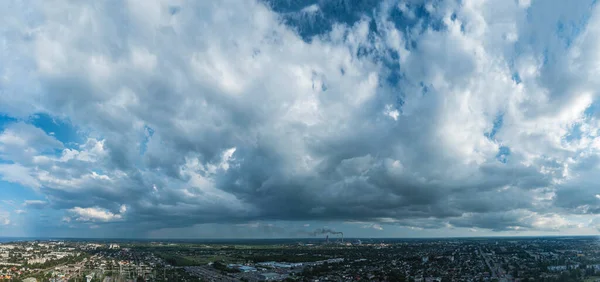 Панорамний Вид Драматичне Небо Над Містом Далеке Село Під Хмарним — стокове фото