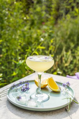 Pompadour bardağı lavanta çiçekli buzlu lavantalı limonata. Yaz bahçesindeki masa..