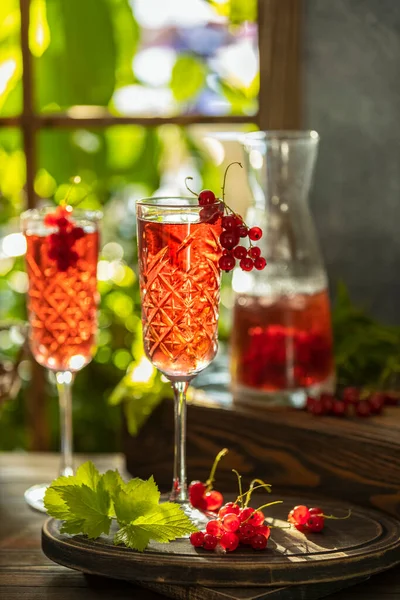 Twee Glazen Verse Koude Bessencocktail Tafel Bij Het Raam Zonnig — Stockfoto