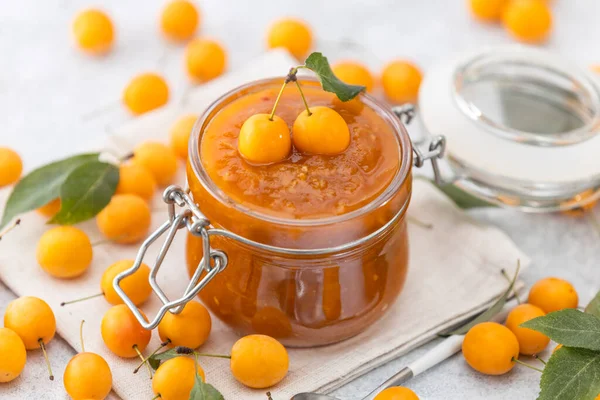 Hausgemachtes Diy Natürliches Chutney Aus Kirschpflaumen Dosen Mit Chili Oder — Stockfoto