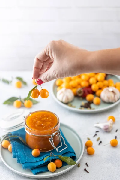 Mano Mujer Sostiene Ciruela Cereza Amarilla Sobre Frasco Vidrio Chutney —  Fotos de Stock