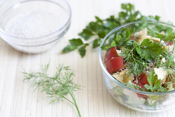 Salata: domates, salatalık, dereotu, maydanoz, peynir, susam — Stok fotoğraf