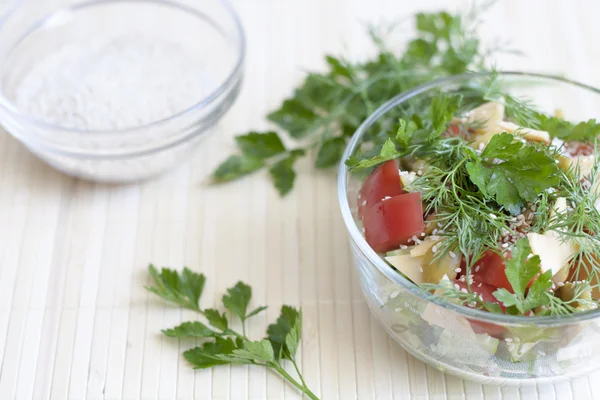 Salada: tomate, pepino, endro, salsa, queijo, gergelim — Fotografia de Stock