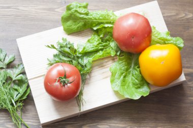 Domates, bitki ve baharatlar..