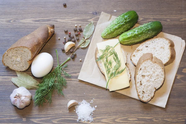 Pão, ovos, queijo, legumes e especiarias — Fotografia de Stock