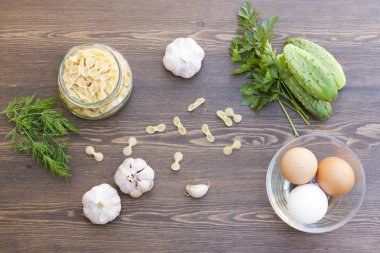 Makarna ve bir bardak taze sebze ve otlar ile taze yumurta.