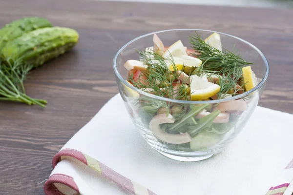 Salada de lula cozida, legumes frescos e ervas em tigela de vidro — Fotografia de Stock