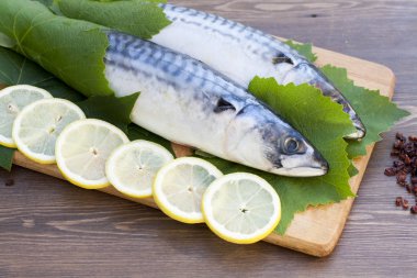 limon dilimleri ile taze uskumru üzüm yaprakları