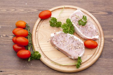 alanlarda, otlar ve ahşap masa sebze taze çiğ biftek et