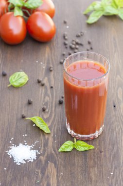 domates suyu, domates, otlar ve baharatlar ahşap tablo