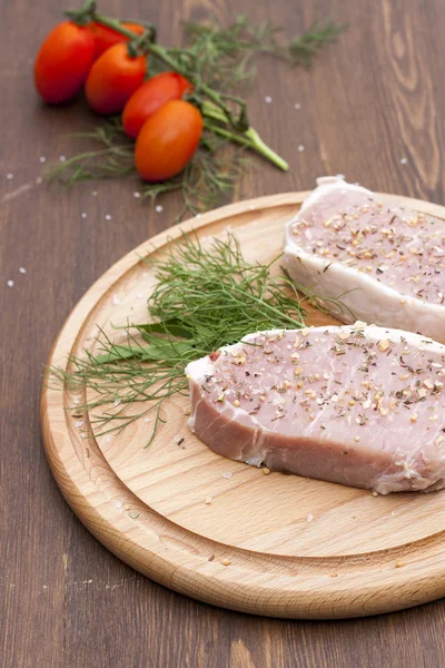 Viande de steak crue fraîche avec espaces, herbes et légumes — Photo