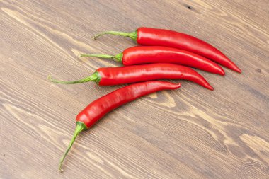 Ahşap tahta üzerinde kırmızı biber biber