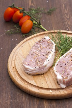 Alanlarda, otlar ve ahşap masa, seçici odak sebze taze çiğ biftek et