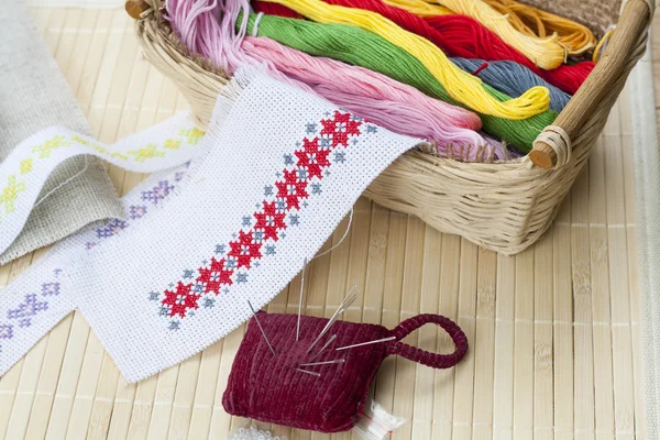 Sewing and ambroidery craft kit, embroidery thread in basket and other tools, selective focus — Stockfoto