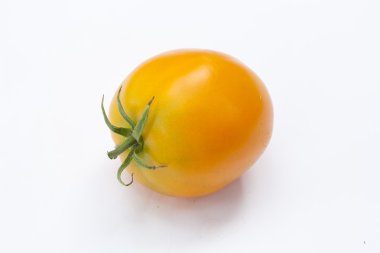 İzole üzerinde beyaz ile kırmızı ve sarı domates sebze