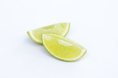 Limes beyaz zemin üzerine izole dilimleri ile