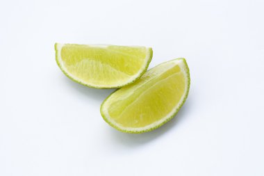 Limes beyaz zemin üzerine izole dilimleri ile