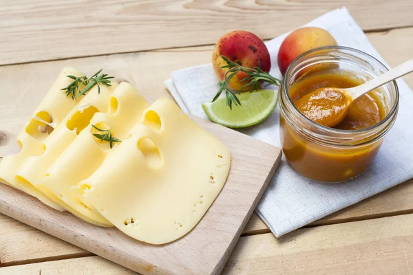Maasdam 木の板、自家製のアプリコット ジャム、新鮮なアプリコット チーズのいくつかのスライス — ストック写真