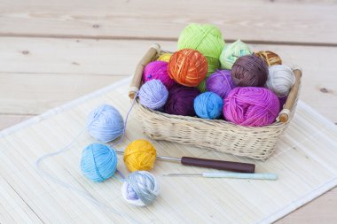 renkli clews ve tığ ahşap zemin üzerinde