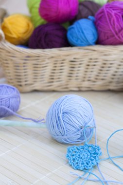 renkli clews ve tığ ahşap zemin üzerinde