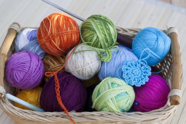 renkli clews ve tığ ahşap zemin üzerinde