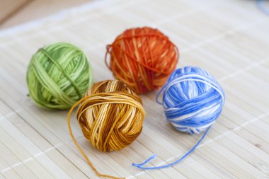 renkli clews ve tığ ahşap zemin üzerinde