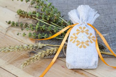 Poşet ile Ukrayna nakış, buğday ve kuru otlar ahşap arka plan üzerinde demet