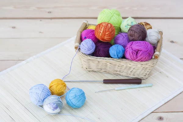 Bunte Klempner und Häkelhaken auf Holzgrund — Stockfoto