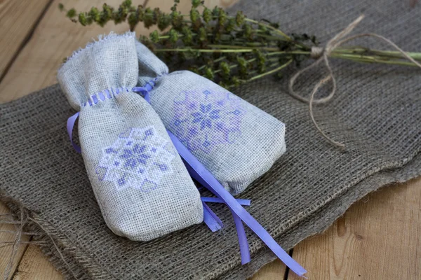 Poşet ile Ukrayna nakış, buğday ve kuru otlar ahşap arka plan üzerinde demet