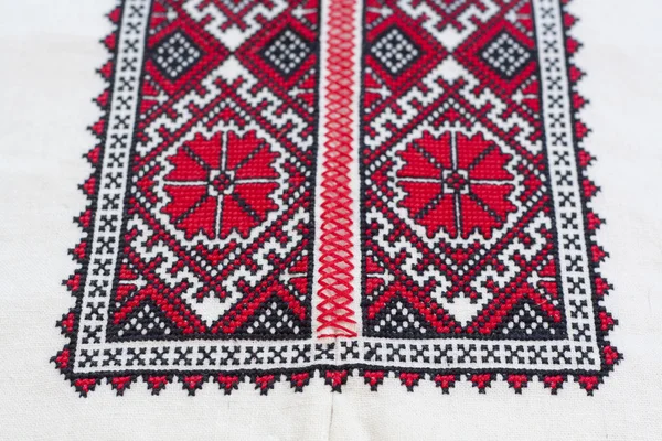 Рубашка с украинским национальным вышивкой красного и черного цветов, избирательный фокус — стоковое фото