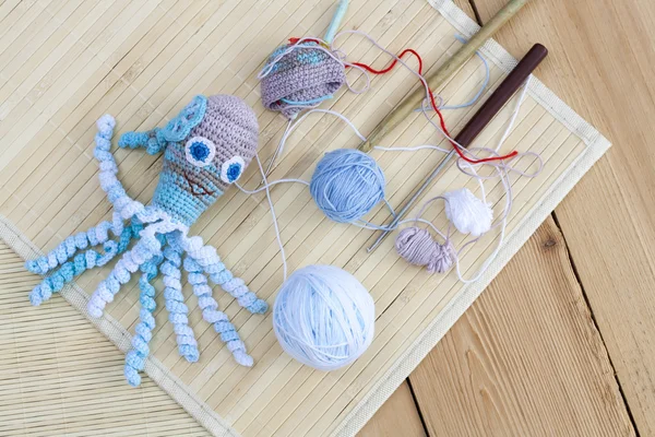 Crocheted woven with colored wool toy octopus close-up, selective focus — Zdjęcie stockowe
