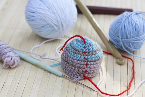 Couleur laine pinces pour tricot et crochet pièce tissée close-up, mise au point sélective — Photo