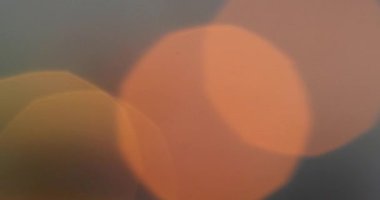 Sıcak, pırıl pırıl turuncu Bokeh ışıkları her projeye büyülü ve şenlikli bir atmosfer eklemek için ideal, güzel, soyut ve bulanık bir arka plan efekti yaratıyor.