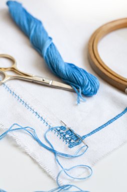 Ajur nakışı, eksik çalışmadır ve nakış için Araçlar