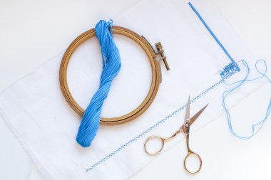 Ajur nakışı, eksik çalışmadır ve nakış için Araçlar