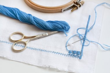 Ajur nakışı, eksik çalışmadır ve nakış için Araçlar