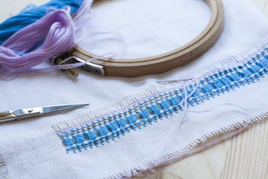 Ajur nakışı, eksik çalışmadır ve nakış için Araçlar