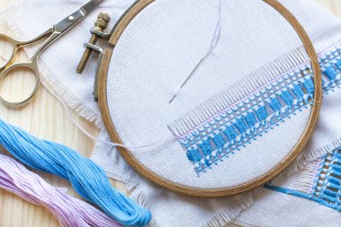 Ajur nakışı, eksik çalışmadır ve nakış için Araçlar