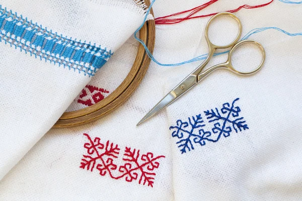Samples Ukrainian embroidery, unfinished work in progress and tools for embroidery — Stock Photo, Image