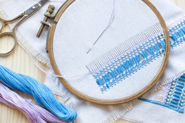 Broderie ajourée, travaux incomplets en cours et outils de broderie — Photo