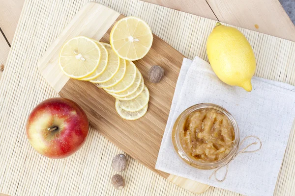 Mermelada casera de manzana y limón con jengibre y nuez moscada —  Fotos de Stock