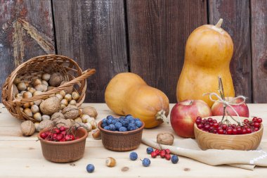 Kabaklar ve sonbahar berry ve sebze eski ahşap arka plan, portre, seçici odak ile sonbahar natürmort